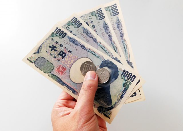 千円札と百円玉