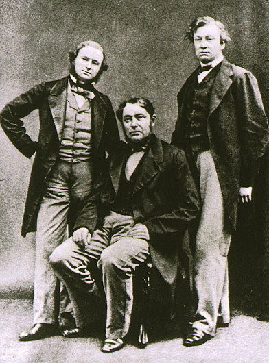 左からロベルト・ブンゼン/グスタフ・R・キルヒホッフ/ヘンリー・E・ロスコー