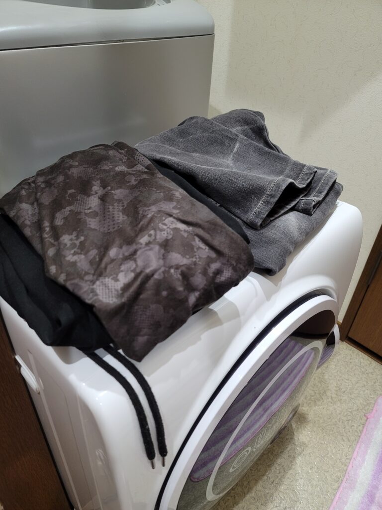 洗濯乾燥機の上に置いてある衣類